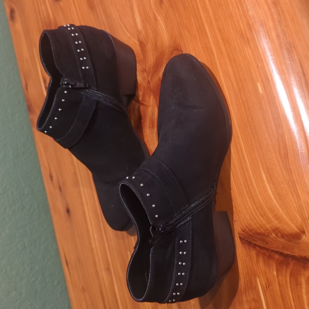 Side buckle black shootie